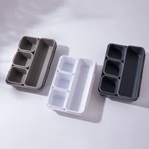 Detailaufnahme von Schreibtisch Schubladen Organizer Boxen, modulare Kunststoff Aufbewahrung.