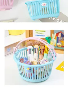 Détail de mini panier de rangement en plastique ajouré, organiseur de bureau mignon.