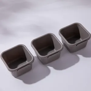 Detailansicht der grauen Kunststoff Schreibtisch Aufbewahrungsbox für Make-up und Büro.