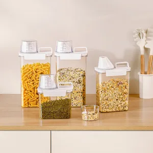Transparante kunststof voedselopslagcontainers met maatbekerdeksels voor de keuken en voorraadkast.