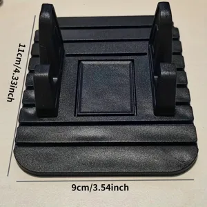 Primo piano dettagliato del supporto per cellulare in silicone nero con texture antiscivolo.