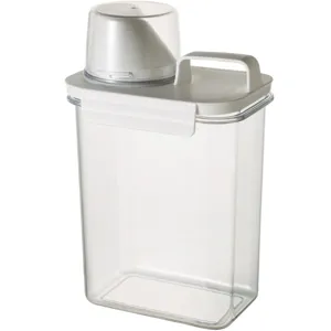 Transparante kunststof voedselopslagcontainer met maatbekerdeksel voor de keuken.
