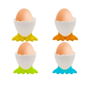 Lindos soportes de huevo de plástico con patas de pollo juego de cuatro accesorios desayuno