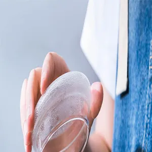 Präzise Detailansicht des kreativen doppelwandigen Glasdeckels mit feiner strukturierter Oberfläche.