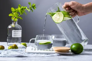 Carafe à eau froide en verre transparent de style nordique avec couvercle en bambou résistant