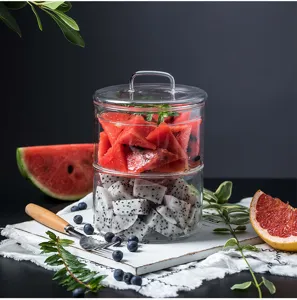 Vue détaillée du bocal de stockage en verre nordique présentant une salade de fruits frais.
