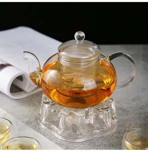 Vue détaillée de la théière en verre transparent résistant borosilicate fleurs thé