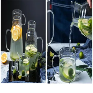 Vue détaillée du pichet à eau en verre résistant à la chaleur avec des tranches de citron.