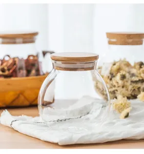 Barattolo di conservazione in vetro trasparente con coperchio in legno per la cucina.