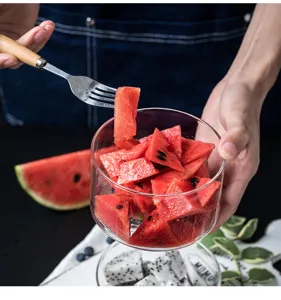 Vue détaillée d'un bol en verre transparent résistant à la chaleur avec des fruits.