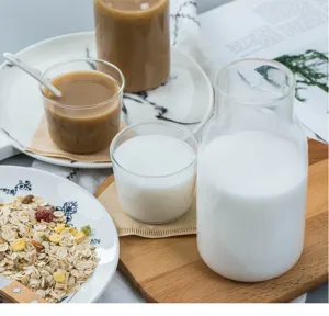 Vue détaillée d'un pichet en verre résistant à la chaleur pour le petit-déjeuner.