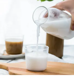 Vue détaillée de la tasse en verre transparent résistant à la chaleur. Design minimaliste.
