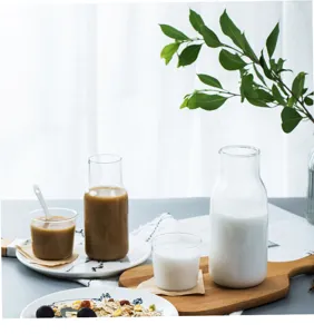 Vue détaillée du set de tasses en verre résistant à la chaleur et de carafe à eau fraîche.