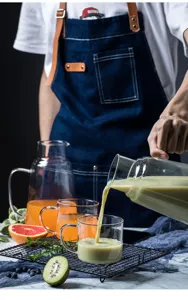 Détail du set de pichet à eau en verre résistant à la chaleur avec scène de boisson.