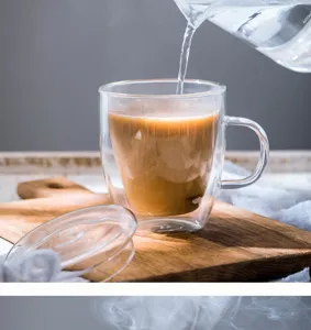 Detailaufnahme des doppelwandigen Glasbechers, hitzebeständiger Kaffebecher mit Griff.