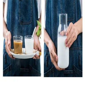 Vue détaillée de tasses et bouteille en verre résistant à la chaleur, idéales pour le lait.