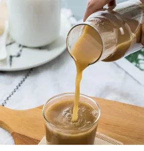 Gros plan d'une tasse et pot en verre resistant a la chaleur, style minimaliste.