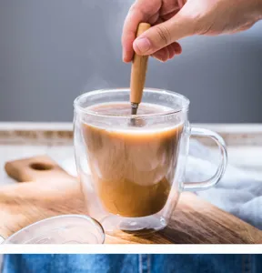Klares doppelwandiges Glas Kaffeetasse mit Deckel und Löffel für heiße Getränke und Saft Alltag.