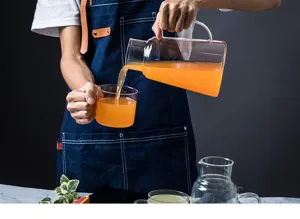 Vue détaillée de la carafe à eau et tasse en verre résistant à la chaleur pour jus.