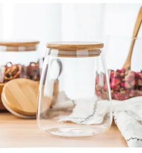 Barattolo di conservazione in vetro trasparente con coperchio in legno per alimenti.