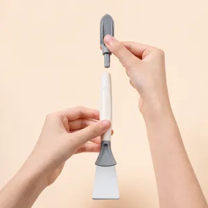 Spazzola per pulizia cucina multifunzionale con testa rimovibile per piano cottura e fughe.