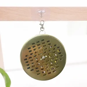 Portaspirales antimosquitos colgante de metal para un uso seguro en el hogar diario.