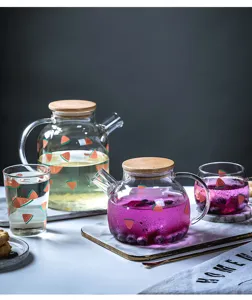 Set da tè in vetro con coperchio in legno, perfetto per succhi di frutta e bevande.
