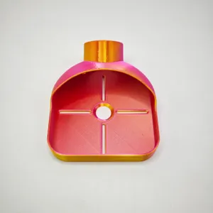 Dettaglio raccoglitore polvere trapano, sfumatura rosa oro, foro preciso per lavoro pulito.