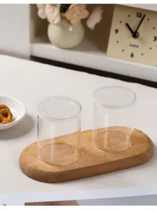 Tasses a pudding en verre transparent avec couvercle et plateau en bois pour dessert et cuisine.