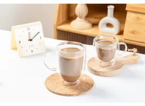 Detailansicht der doppelwandigen Glaskaffeetasse mit Henkel und hitzebeständigem Design für Alltag.