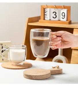Detailansicht des doppelwandigen Glasbechers mit Griff, hitzebeständige Kaffeetasse.