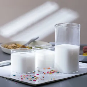 Quadratischer Glas Milchkrug und zwei Tassen Set hitzebeständig Frühstück Kaffeeglas.