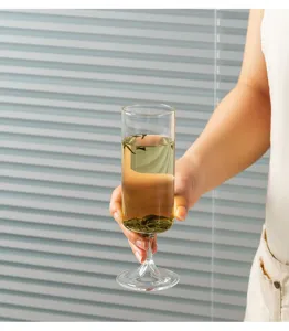 Dettaglio tazza dritta in vetro trasparente, design elegante per bevande fredde e cocktail bar.