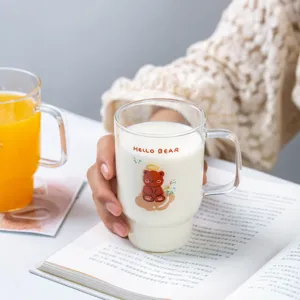Taza de cristal con osito y asa, resistente al calor para leche y zumo en el desayuno.