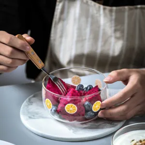 Joli bol en verre avec motif de fruits pour salade de fruits fraîche et desserts quotidiens.