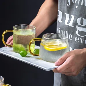 Japans stijl geribbeld glazen waterkopje met amberkleurig handvat hittebestendige koffiemok