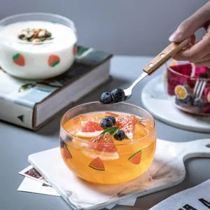 Joli bol en verre avec motifs de fruits, parfait pour salade de fruits ou délicieux desserts.