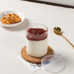 Tasse à pudding en verre résistant avec couvercle et sous-verre pour yaourt et délicieux desserts.