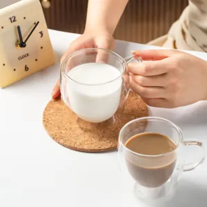 Klares doppelwandiges Glas Kaffeetasse mit wärmeisolierendem Griff für Milch und Heißgetränke.
