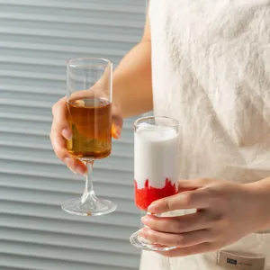 Bicchiere di vetro trasparente calice dritto per succo cocktail e bevande fredde vista principale