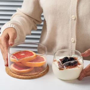Bol verseur en verre transparent résistant à la chaleur, idéal pour desserts et cuisine.