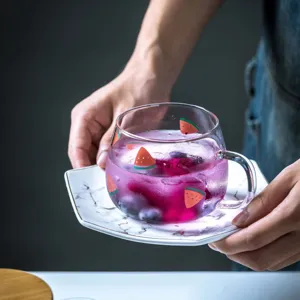 Bicchiere in vetro con motivo anguria e piattino, design chiaro per uso domestico
