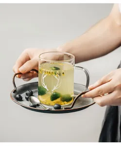 Klares Glas mit Henkel, hitzebestaendiges Design für täglichen Tee, Milch oder Kaffee.