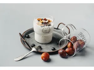 Klarer hitzebeständiger Glasbecher mit Griff, süßem Bärenprint, ideal für Zuhause und Büro.
