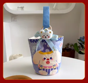 Süße Leinwand-Eimertasche mit Cartoon-Hundemuster, blauem Griff, Plüschbär und Schleife.