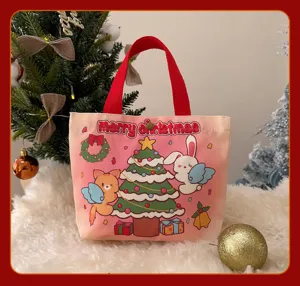 Sac cabas en toile de Noël détail, imprimé de fêtes rose avec animaux mignons et poignées rouges.