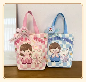 Vista detallada de bolsa de lona, estampado de dibujos animados lindo, diseño a cuadros pastel.