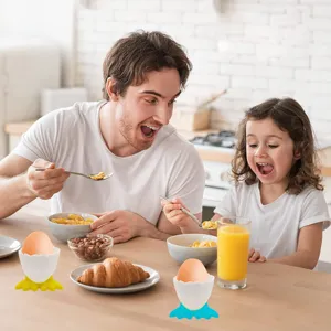 Soporte de plástico para huevos con diseño de patas de pollo para la mesa del desayuno.