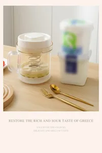 Vue détaillée de la yaourtière grecque avec presse à ressort et tasse transparente claire.