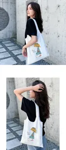 Detailansicht der lässigen weißen Stofftasche mit künstlerischem Mädchen-Design und Aufdruck.